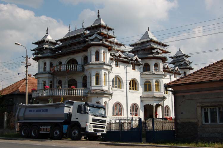 06-House